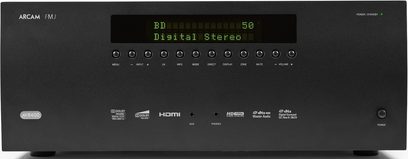 Forside af en Arcam FMJ AVR400 sort hjemmebiograf-forstærker med grønt display og kontrolknapper