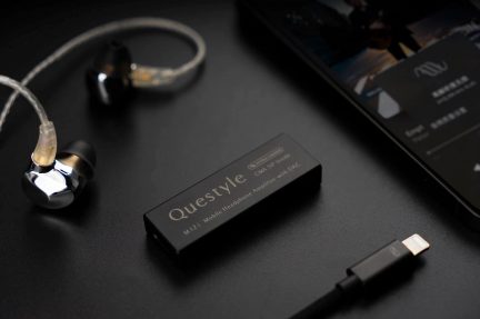 Metalliske in-ear høretelefoner med gennemsigtig kabel, sort rektangulær forstærker, sort stik og smartphone