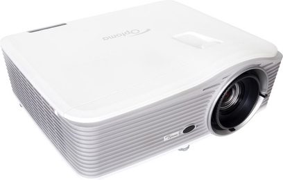 Optoma EH515 hvid videoprojektor, set fra højre forkvarter, linse til højre, ventilationsriste på siderne