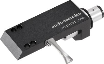 Černý kovový držák přenosky Audio-Technica AT-LH15H, pohled ze tří čtvrtin se stříbrnou páčkou a zadním konektorem