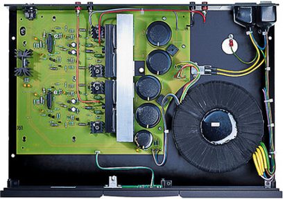 Zesilovač Naim Audio NAP 155XS, výbušný vnitřní pohled, zelené elektronické obvody, černý toroidní transformátor