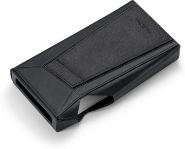 Sort Astell&Kern-etui til SP4000 set skråt forfra, geometrisk design med tekstureret midterstykke