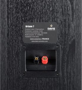 Davis Acoustics Ariane 7 højttaler i sort træ med årer, bagside, etiket og indbyggede rød/sorte terminaler
