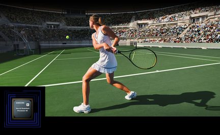 Kvindelig tennisspiller i hvid dragt slår en bold på en græsbane i en stor stadion fyldt med tilskuere