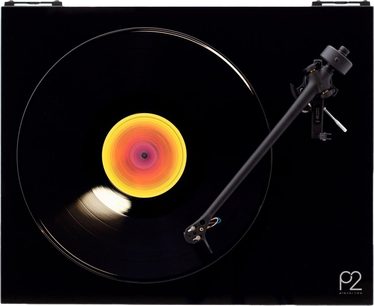 Hi-fi skivspelare Rega Planar 2 + Nd3 i svart lack, sedd ovanifrån, svart vinylskiva med färgad mittetikett, tonarm till höger