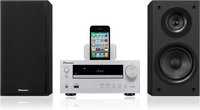Pioneer X-HM20S sølvfarvet mini hi-fi-anlæg, 2 sorte højttalere, sølvfarvet hovedenhed, iPod-dock, set forfra