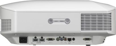 Sony VPL-HW40ES hvid videoprojektor, set forfra, med centralt objektiv, sidegittere til ventilation og bagbeklædte tilslutninger