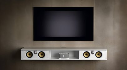 Audio‑video nábytek Unnu Classic Series Model 130S bílý, lakovaný dřevěný vzhled, čelní pohled, nástěnný s přihrádkami a reproduktory