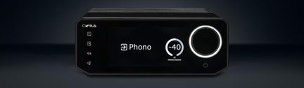 Svart metallisk lydenhet, frontvisning, skjerm “Phono” −40 dB, stor opplyst volumknapp, ikoner til venstre
