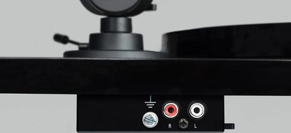 Грамофонна плоча Pro-Ject E1 Phono черна, RCA конектори червени и бели, маркирани с R и L, заземяващ винт, сив фон