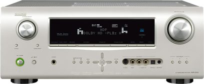 Denon AVR-2310 hjemmebiograf-forstærker i sølv, set forfra, blåt display, sølvfarvede knapper og drejeknapper, 2 hovedtelefonstik foran