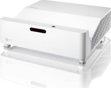 Optoma GT3500HDR beyaz videoprojektör, ön üç çeyrek görünümü, sağa kaydırılmış objektif ve kırmızı gösterge ışığı ile