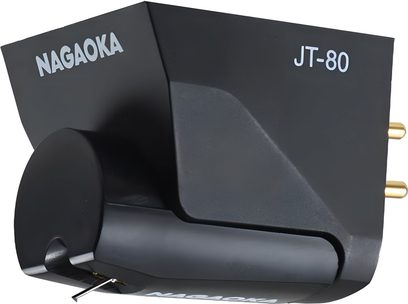 Mat sort Nagaoka JT-80BK hi-fi pickup i plastkabinet, set fra trekvart forfra, hvid skrift på siderne, tre guldbelagte bagstifter og synlig nål