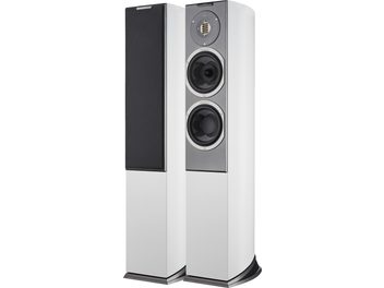 Coppia di diffusori da pavimento AudioVector R3 Avantgarde bianchi con cabinet in legno laccato bianco, vista di tre quarti anteriore: uno con griglia in tessuto nero, l’altro che mostra il frontale grigio metallizzato con tweeter a nastro dorato, due woofer neri e base nera inclinata