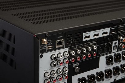 Anthem AVM 90 8K hjemmebiograf-forstærker, bagsigte nærbillede, audio/video-tilslutninger, HDMI-porte, Ethernet, USB, trådløs antenne