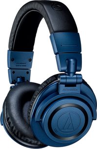 Sluchátka Audio Technica ATH-M50xBT2DS v tmavě modré a černé barvě, otočné náušníky, polstrovaný oblouk, pohled z profilu