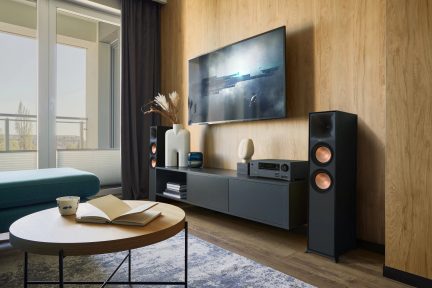 Calibración de la habitación: Se incluye el sistema de calibración de habitación AccuEQ, que compensa las diferencias de tamaño y distancia de los altavoces, optimizando el sonido para su habitación específica.