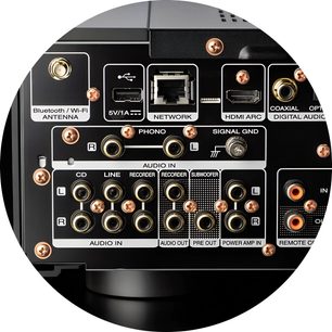 Marantz Model 40n zwarte hi-fi stereo-versterker, close-up vooraanzicht van het achterpaneel met audio-aansluitingen en antenne