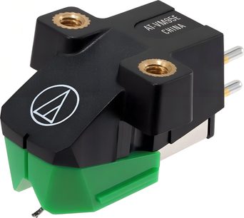 Čierna Audio Technica AT-VM95E vinylová prenoska s diamantovou zelenou ihlou, predný detailný pohľad na bielom pozadí