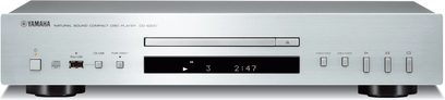 Odtwarzacz CD Yamaha CD-S300 w kolorze srebrnym, przednia część z wyświetlaczem, przyciskami i złączami, widok z przodu na jednolitym szarym tle