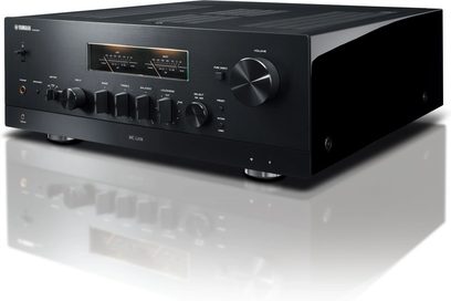 Amplificatore hi-fi stereo Yamaha R-N2000A nero, vista frontale, pannello anteriore con pulsanti, manopole, display e prese