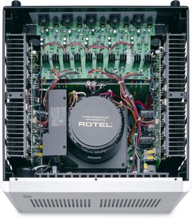 Rotel RMB-1585MKII multikanals effektforstærker sølv, set ovenfra, grønne printkort, sort central transformer, flerfarvede kabler, sorte køleplader på siderne