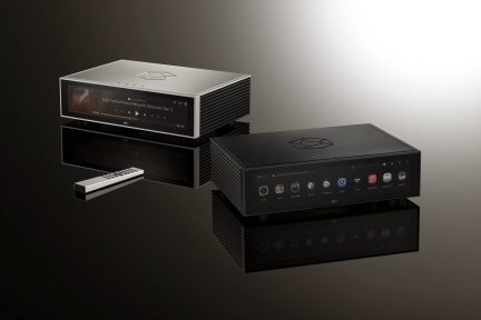 To rektangulære metalbokse med touchskærme på fronten, glat overflade, kantede hjørner, rektangulær fjernbetjening
