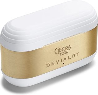 Devialet Gemini II Opéra de Paris vezérlő nélküli fejhallgató arany színű végkivitelben, oldalnézet, ovális fehér tok "Opéra de Paris" felirattal