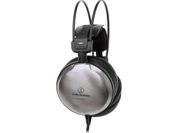 Casque hi-fi filaire fermé Audio Technica ATH-A2000Z en vue latérale rapprochée, oreillette gauche argentée en métal brossé avec logo, arceau double bande noir et coussinets épais en similicuir noir