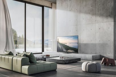 Kõrglahutusega Panasonic TV-77Z90B must, õhukese metallraamiga ja klaasist ekraaniga teler, diskreetse keskjalaga, vaade eest kolmveerand nurga alt