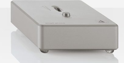 ClearAudio Smart Phono V2 sølvfarget phono-forforsterker, toppvisning, rektangulær sølvfarget metallboks, knapp og kontakter