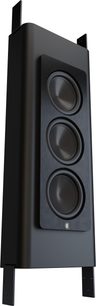 Zabudovateľný subwoofer Perlisten D3is čierny, brúsený kovový čelný panel, tri zarovnané woofery, montážne konzoly, pohľad z 3/4