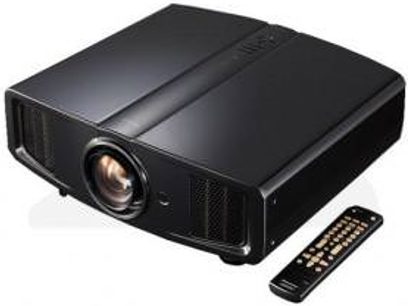 Pioneer KRF-9000 sort videoprojektor, set forfra i let nedadgående vinkel, objektivet er decentralt, fjernbetjeningen i forgrunden