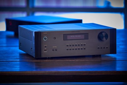 Rotel RA-6000 sort hi-fi stereoforstærker, set forfra, sort front med knapper, stik og digitalt display