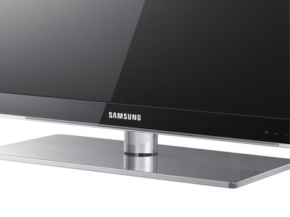 Televisore Samsung UE32C6000 visto frontalmente in primo piano sul piedistallo e sulla parte inferiore dello schermo, in acciaio spazzolato e nero lucido