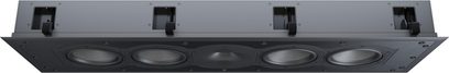 Indbygget væghøjttaler Perlisten R7i-C i sort, metalchassis, fire højttalere og centralt diskantelement, set nedefra