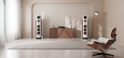 Witte hifi-vloerstaande luidsprekers met houten inleg in een strak, modern ingerichte woonkamer, bijpassend houten hifi-meubel