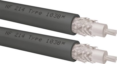 Nærbillede fra siden af to analoge RCA-lydkabler Oehlbach NF 214 Master, ydre kappe i antracitgrå PVC med sort påskrift "NF 214 Type 1038", synlig metalfletskærm og hvid indre isolering ved den afskårne ende