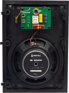 Q Acoustics Qi80RP Performance indbygget væghøjttaler i sort plast med metalchassis, set bagfra forfra med centralt cirkulært mærket magnet og delefilter-printkort øverst, i en rektangulær ramme med drejelige monteringsbeslag