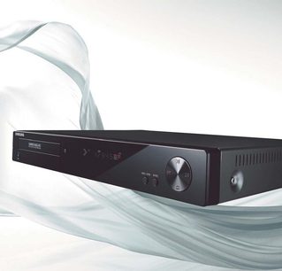 Grabadora Blu-ray Samsung DVD-SH875 negra, vista frontal, con pantalla LED azul, botones y panel frontal curvado