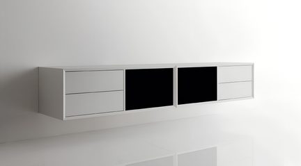 Mobile da parete bianco in materiale liscio, due moduli con quattro cassetti e due pannelli centrali neri, vista obliqua