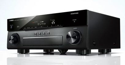 Yamaha RX-A830 sort home cinema-forstærker set forfra, blåt display, sølvfarvede knapper og drejeknapper