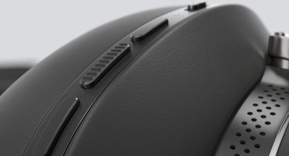 Trådløs hovedtelefon Bowers & Wilkins Px8 sort, nærbillede af højre profil, tekstureret læderoverflade, metalkontroller og gitter