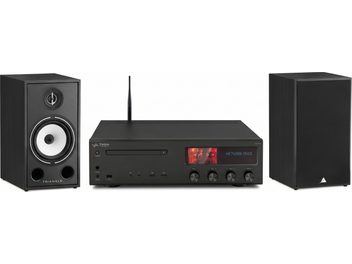 Svart Taga Harmony hi-fi-anläggning med rörförstärkare och ett par svarta Triangle-högtalare, framifrån