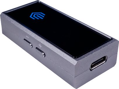 Convertor audio portabil Nuprime Hi mDAC, carcasă rectangulară gri închis metalică, logo albastru luminos, vedere frontală