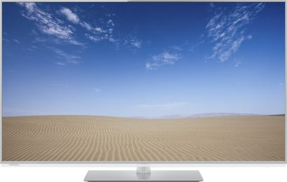 Televizor Panasonic TX-L50E6E v kovovém provedení zobrazující nekonečnou písečnou poušť pod modrou oblohou s obláčky