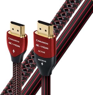 Du "Audioquest Cinnamon 4K+HDR Active" raudonos ir juodos HDMI jungtys, juodos ir raudonos pynės laidas, artimas vaizdas