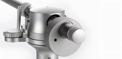 Stříbrný kovový raménko pro vinylové gramodesky ClearAudio Tracer TA044S, detailní boční pohled s protizávažím a černým snímačem