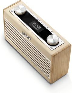 Radio til bordet Roberts Rambler Uno i cremebeige og lys træ, set i trekvarts perspektiv fra oven, rektangulært kabinet med træsider, perforeret front, sort top med centralt digitalt display, to store sølvfarvede drejeknapper og en række små metaltrykknapper