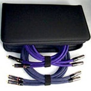 Lilla og sorte MPC Audio Evidence RCA-kabler med modulation, 8 forgyldte stik, i en rektangulær sort æske